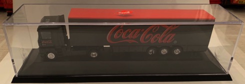 10180-1 € 20,00 coca cola vrachtwagen onder plastic kap zwart met rode letters ca 18 cm.jpeg